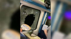 中国列车遇车祸停驶无冷气 乘客不堪“焖”三小时砸窗透气